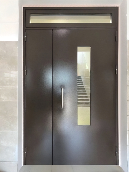 Подъездная остекленная дверь