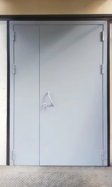 Серая техническая дверь
