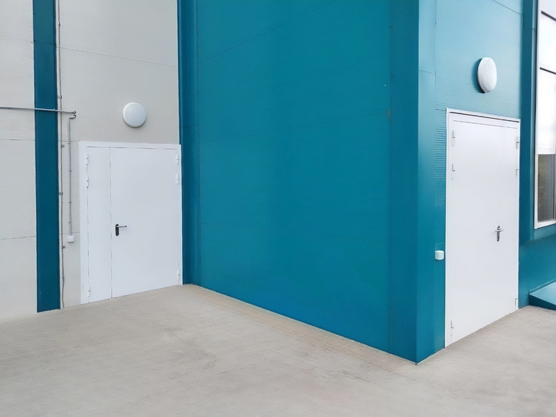 Белые полуторные двери