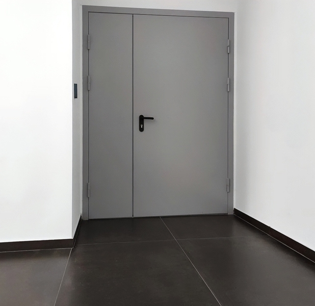 Серая полуторная дверь